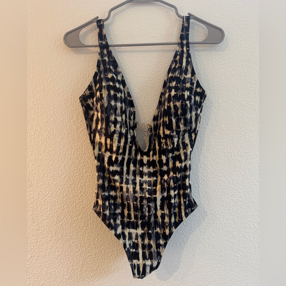 (🔥FLASH SALE! NO OFFERS!) Gideon Oberson one piece swimsuit